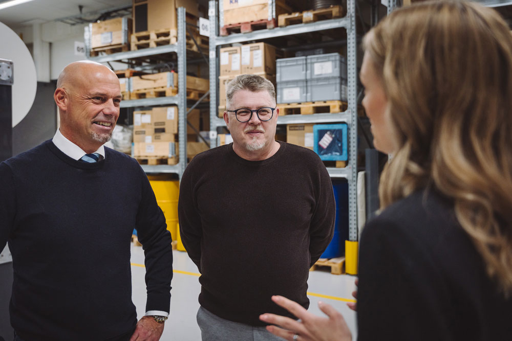 Ett partnerskap grundat på gemensam expertis och en tydlig ambition att ersätta engångsplast genom att öppna nya marknadssegment. Från vänster; Morgan Svensson, Grundare, Torbjörn Strömberg, Future Materials Sweden. I förgrund; Sanna Fager, Chief Commercial Officer, PulPac.